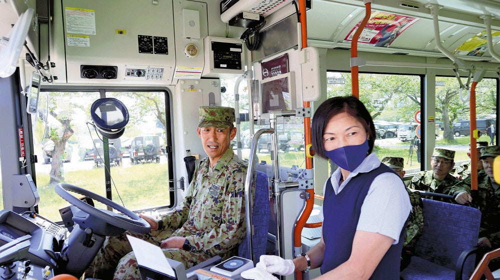 弘南バスの運転を体験する自衛官