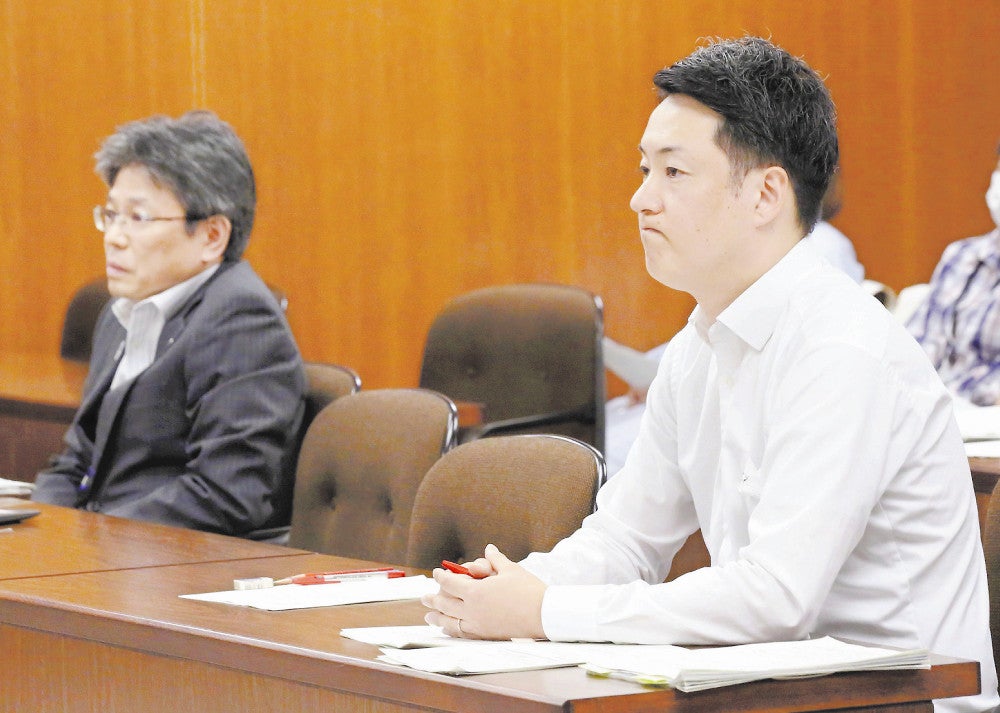 クジラの処理費を巡る問題について、市議の質問を聞く横山市長（右）と市大阪港湾局の丸山局長（２３日、大阪市議会で）