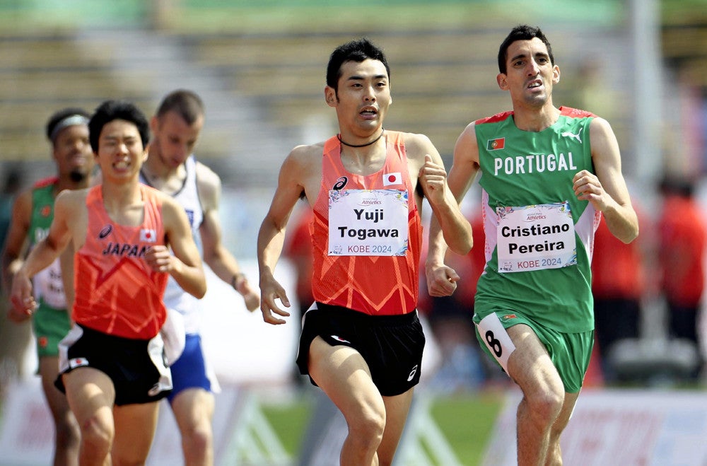 男子１５００メートルで銅メダルを獲得した十川裕次（中央）（２４日）＝古厩正樹撮影