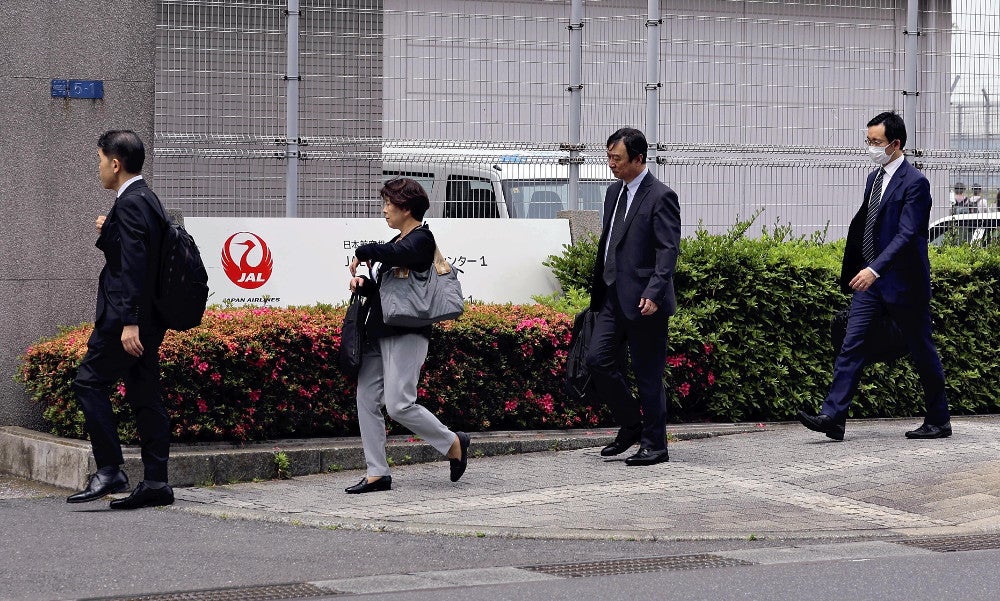 日本航空に立ち入り検査に入る国交省の職員ら（２４日午前、東京都大田区で）＝後藤嘉信撮影