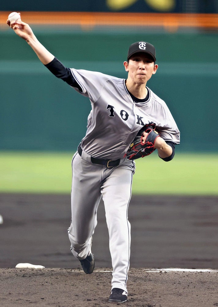 気迫のこもった投球を見せる戸郷（２４日）＝枡田直也撮影