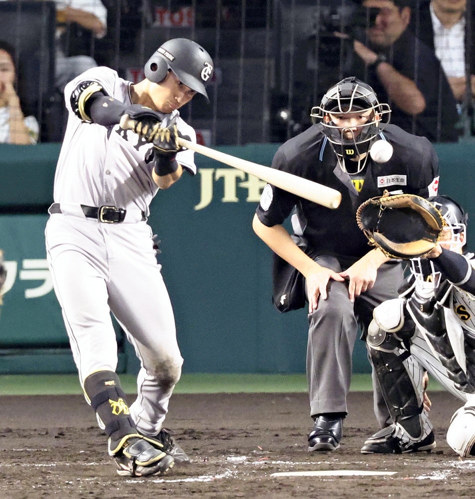 ５回１死２塁、泉口が先制の適時打を放つ（２４日）＝大塚直樹撮影