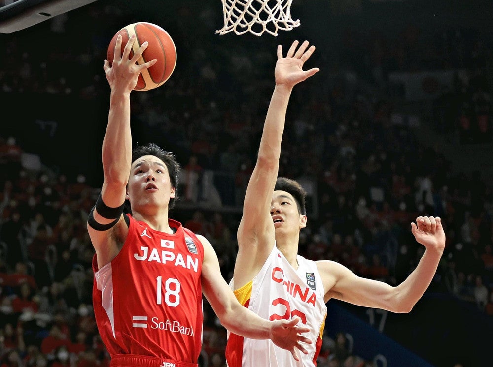 バスケットボール・男子アジアカップ予選でシュートを狙う馬場雄大（左）（２０２４年２月２５日）