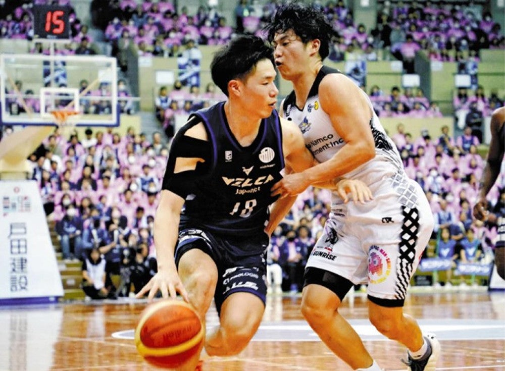 長崎ヴェルカで攻守に貢献してきた馬場雄大選手（左）