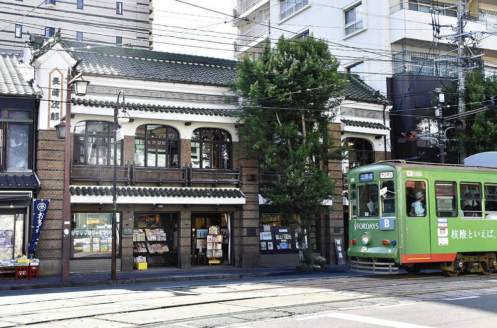 ６月末で休業する長崎次郎書店（１５日、熊本市で）＝小波津晴香撮影