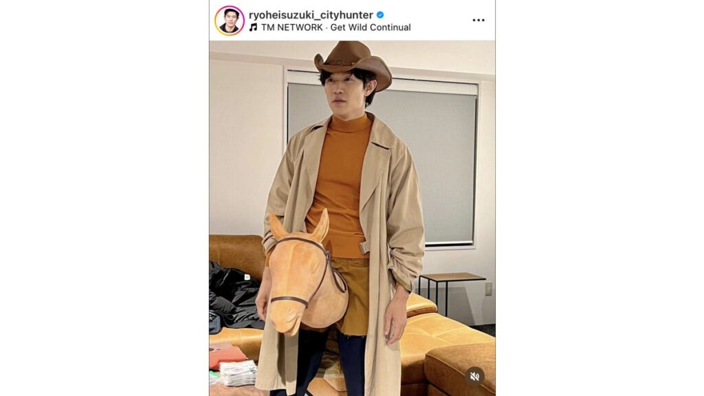 「シティーハンター」主演の鈴木亮平、小道具試作品を身に付けたオフショットにファン絶賛「何を着ても亮平さんいけてます」の声
