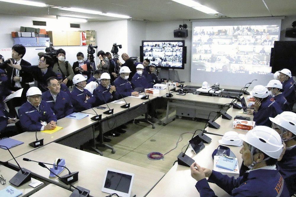 震度６弱を観測した地震で災害対策本部に集まる愛媛県職員ら。震源は南海トラフ地震の想定震源域内だった（４月１８日未明、県庁で）