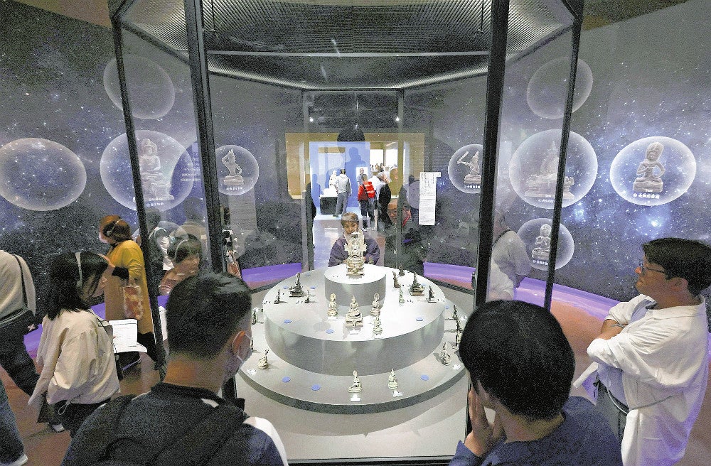 密教がインドネシアにも伝わっていたことを示す「金剛界曼荼羅彫像群」（奈良市で）