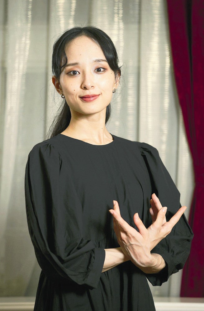 「カーニバルで踊る芸人たちのはつらつとした動きもクランコ版の特徴。稽古場で見て、自分も楽しんでいますね」＝和田康司撮影　