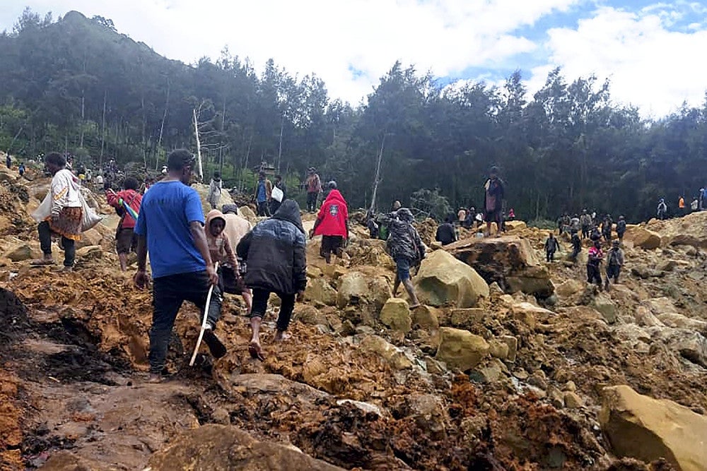 ２４日、パプアニューギニア北部エンガ州で発生した地滑りの現場＝ＡＰ