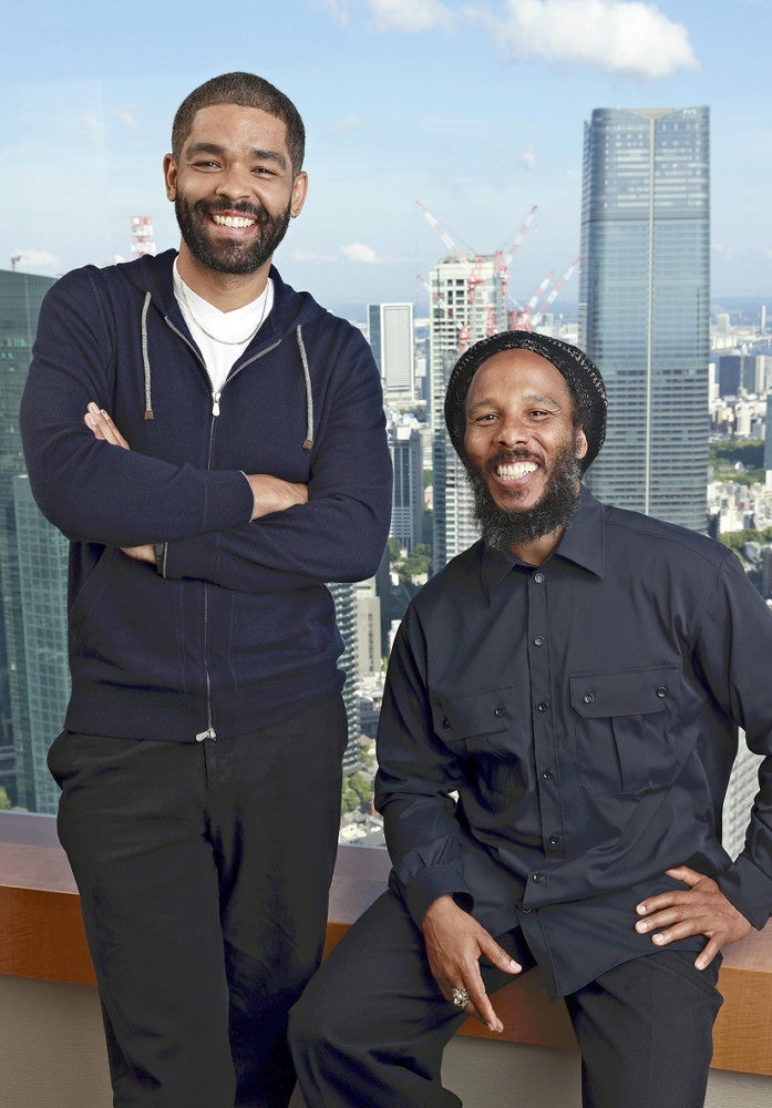 キングズリー・ベンアディル（左）と製作でボブ長男のジギー・マーリー＝今利幸撮影