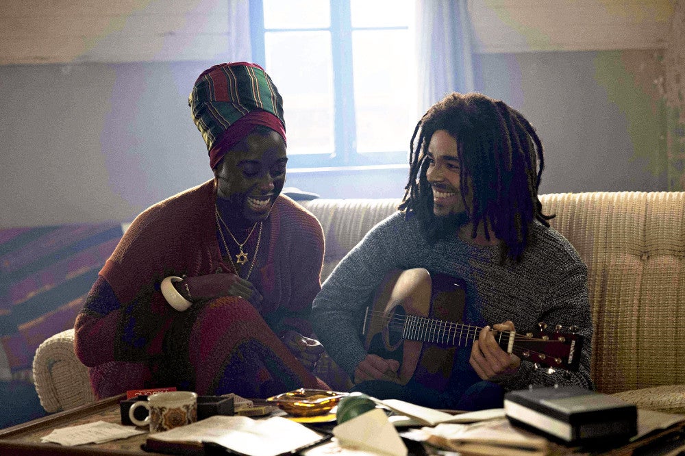 ボブ・マーリー（キングズリー・ベンアディル、右）の夫や父としての側面も描かれる