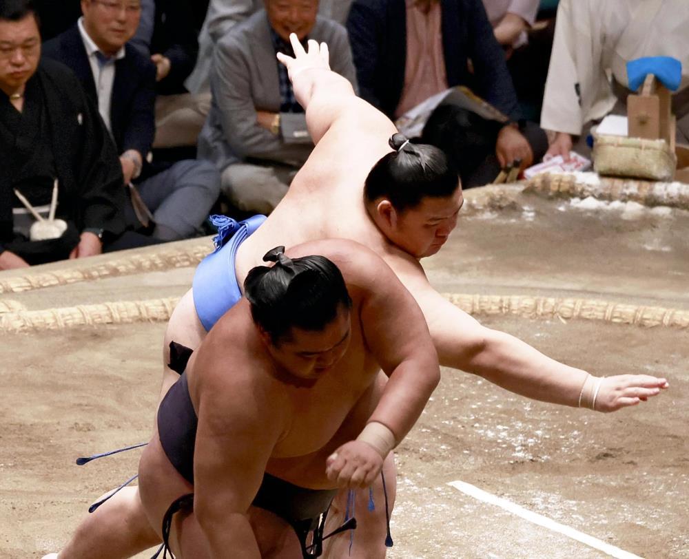 湘南乃海（左）を押し出しで破った大の里（２５日）＝岩佐譲撮影