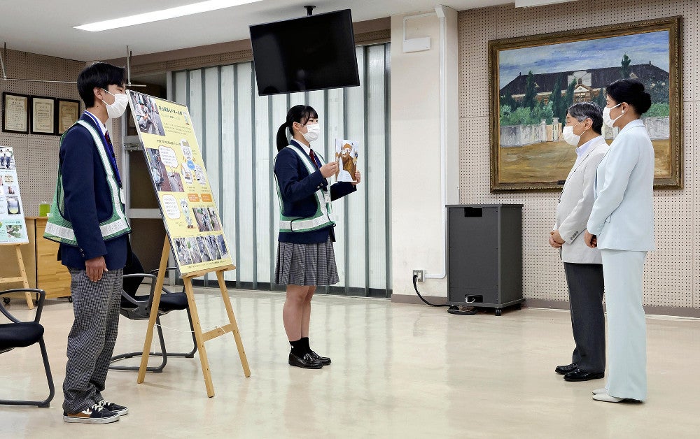 地域連携活動について生徒から説明を受けられる天皇、皇后両陛下（２５日、岡山市北区の岡山工業高校で）＝東直哉撮影