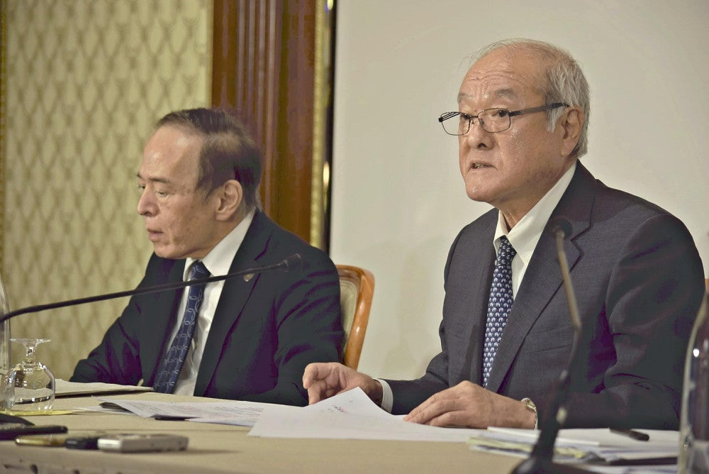 Ｇ７財務相・中央銀行総裁会議が閉幕し、記者会見する鈴木財務相（右）と植田日銀総裁（２５日、イタリア・ストレーザ近郊で）＝秋山洋成撮影