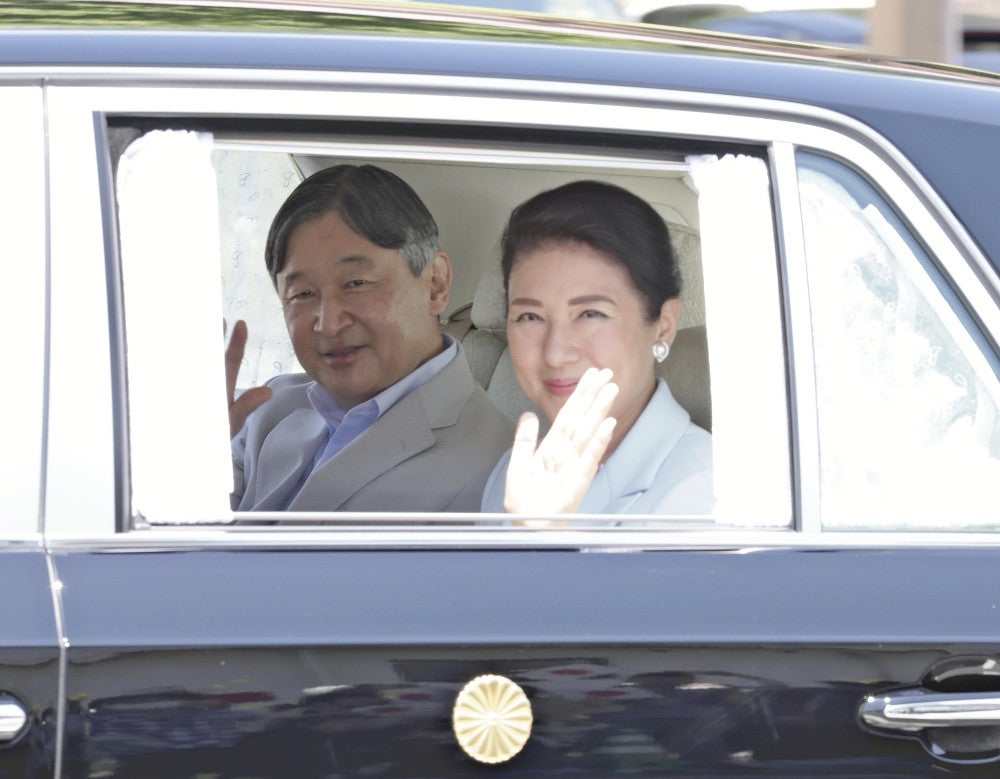 集まった人たちに手を振り、岡山空港を出発される天皇、皇后両陛下（２５日午前、岡山市北区で）＝東直哉撮影