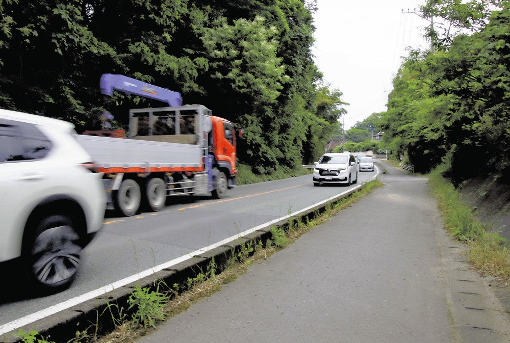現場近くの国道２６６号。大型車両も多く行き来する