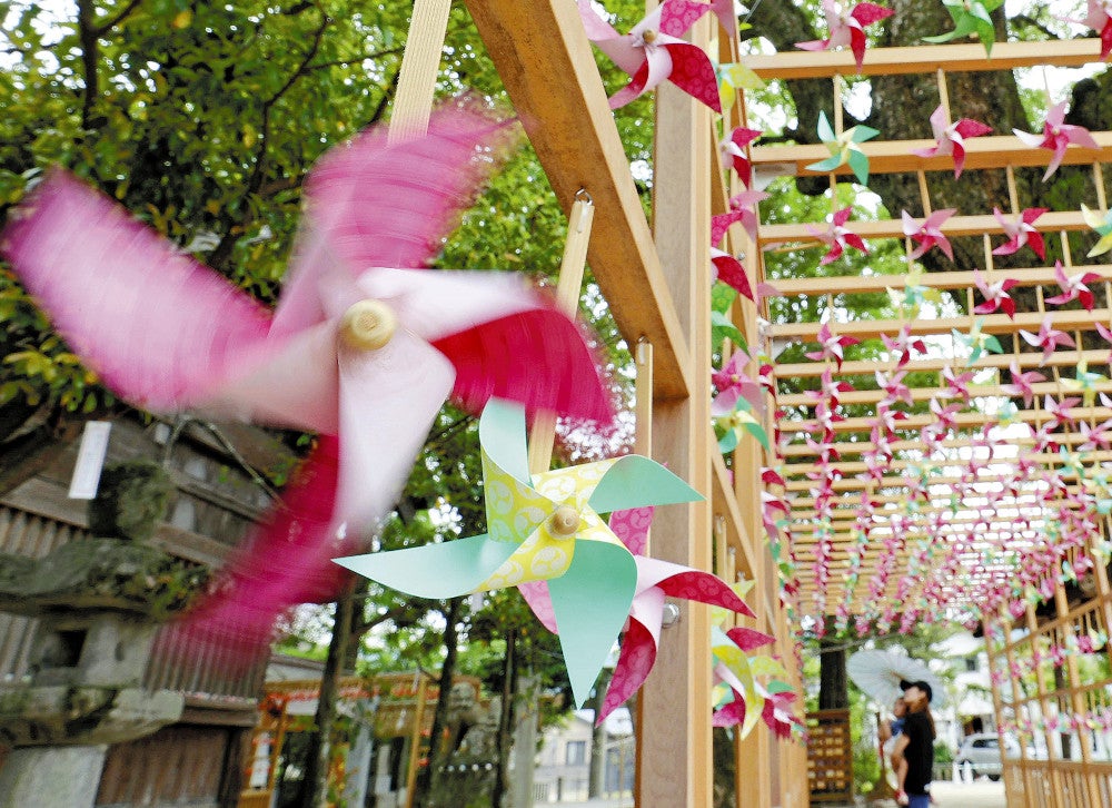 境内に飾られたカラフルな風車（福岡県那珂川市の現人神社で）＝佐伯文人撮影