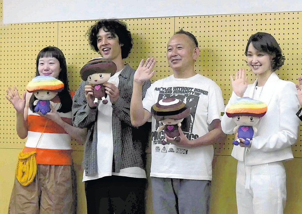 豊後大野市のイメージキャラクターのぬいぐるみを手に記念撮影する（左から）天野さん、佐野さん、足立監督、剛力さん