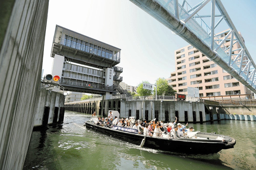 「東京のパナマ運河」と呼ばれる扇橋閘門を間近に見るとその大きさに驚く。下町探検クルーズ「がれおん」の船上からは歓声が上がっていた