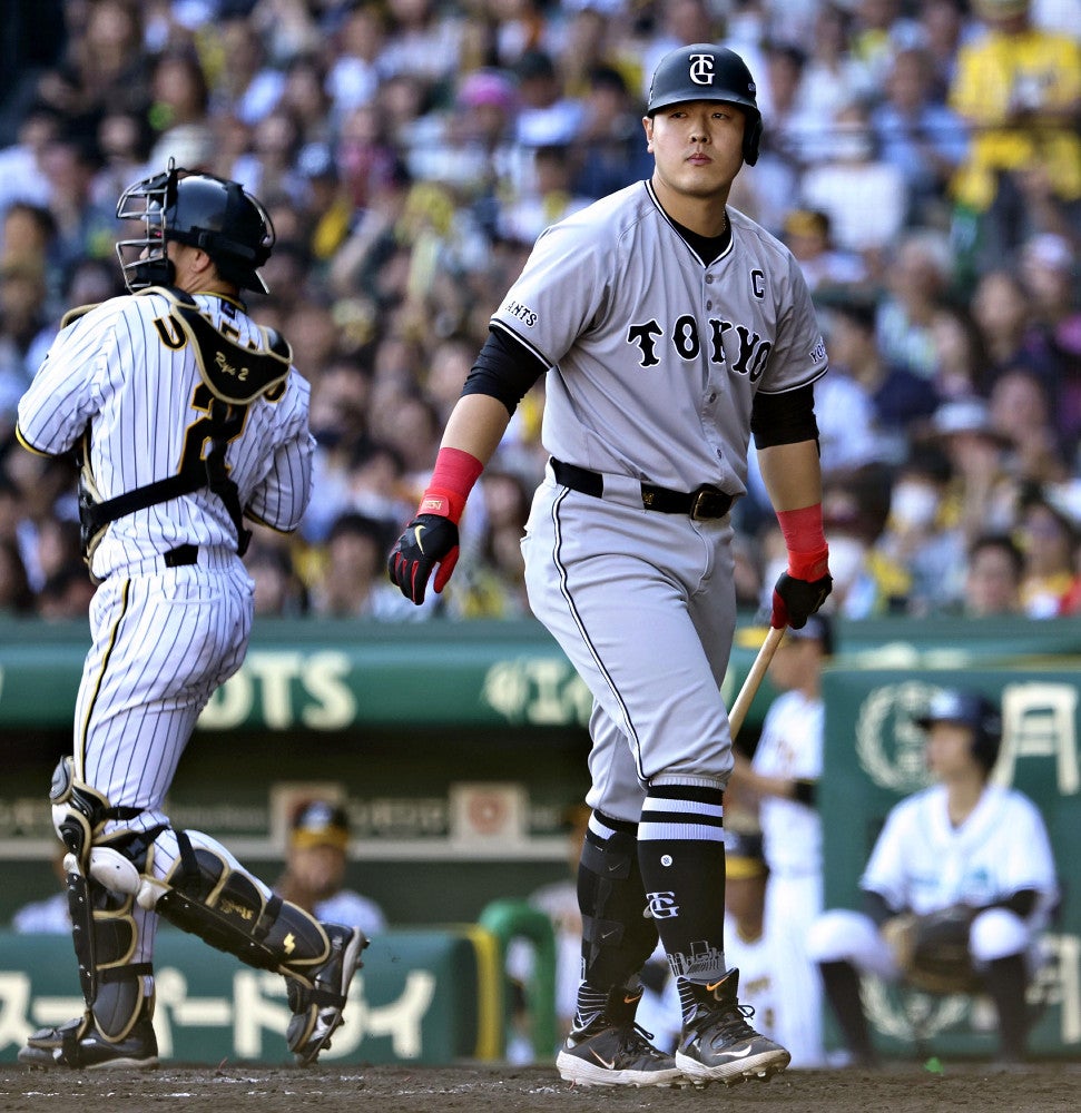 ９回１死１塁、見逃し三振に倒れた岡本和（２５日）＝枡田直也撮影