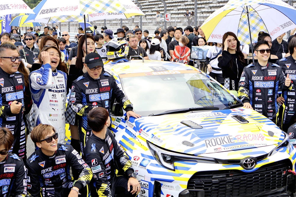 トヨタ自動車の液体水素エンジン車「ＧＲカローラ」でレースに出場する近藤真彦さん（上段左から２人目）と豊田章男トヨタ会長（２５日、静岡県小山町の富士スピードウェイで）