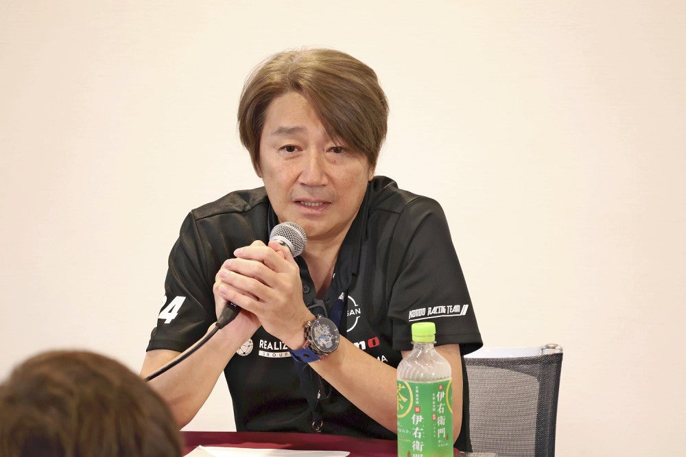 モータースポーツ振興の意義を語る近藤真彦さん（２５日、静岡県小山町の富士スピードウェイで）