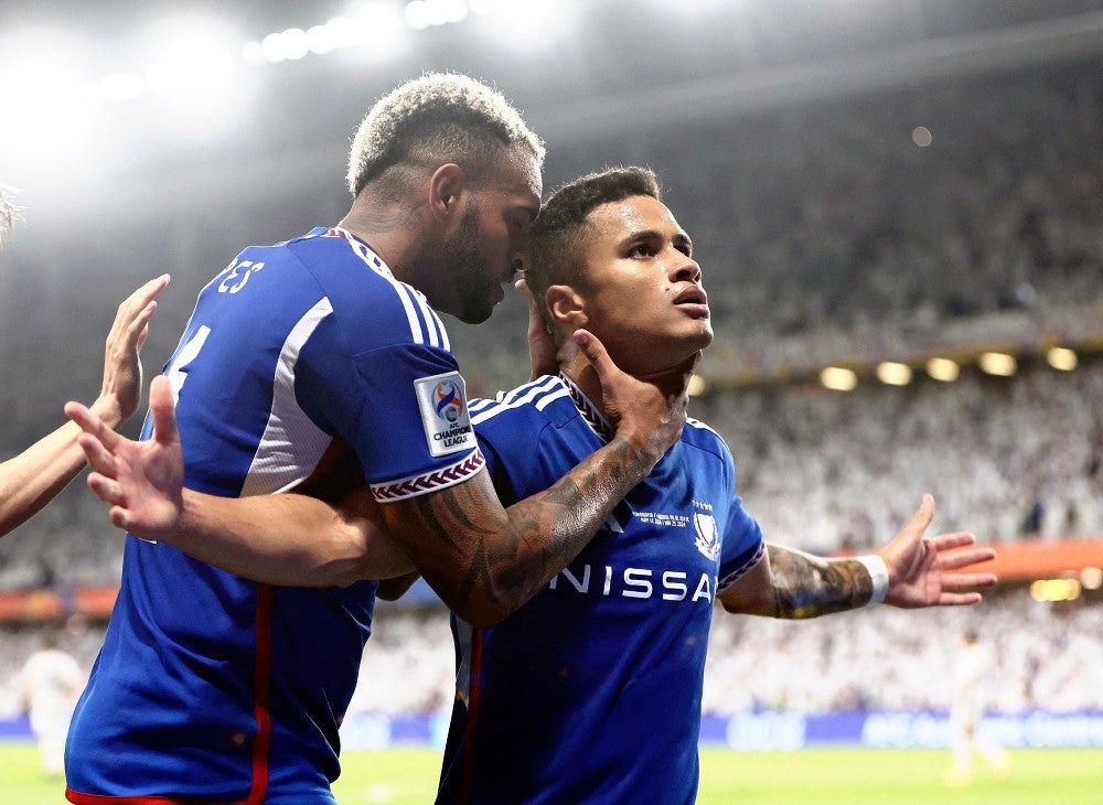 ゴールを決めて喜ぶ横浜Ｍのヤンマテウス(右）＝ロイター