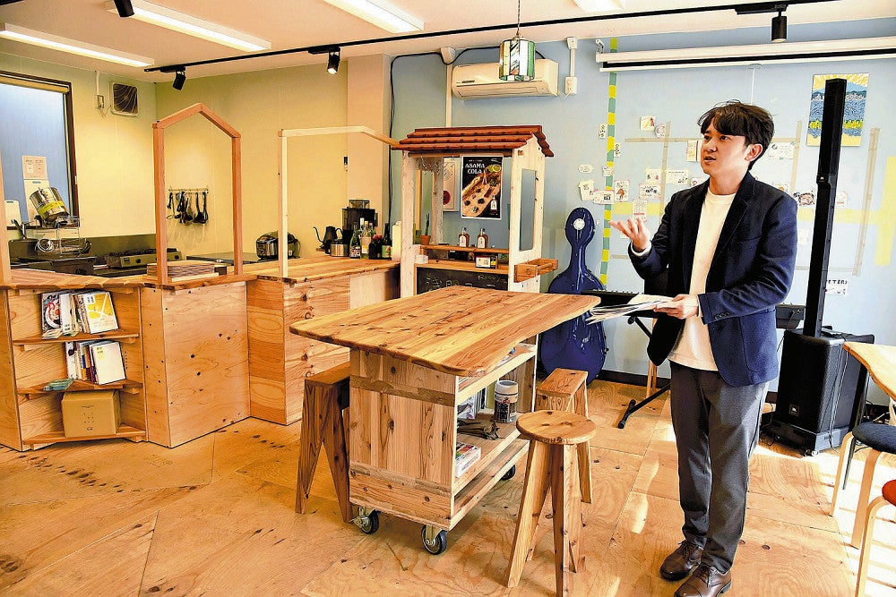 国交省が開いた報道機関向け現場見学会で「ＴｏｎａＲｉｄｅ」について説明する柳沢さん（２２日）