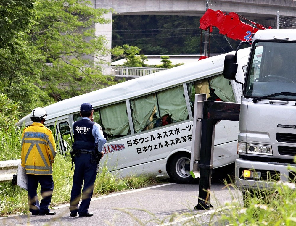 河川敷に転落し、引き上げられるバス（２６日午後２時１９分、茨城県笠間市で）