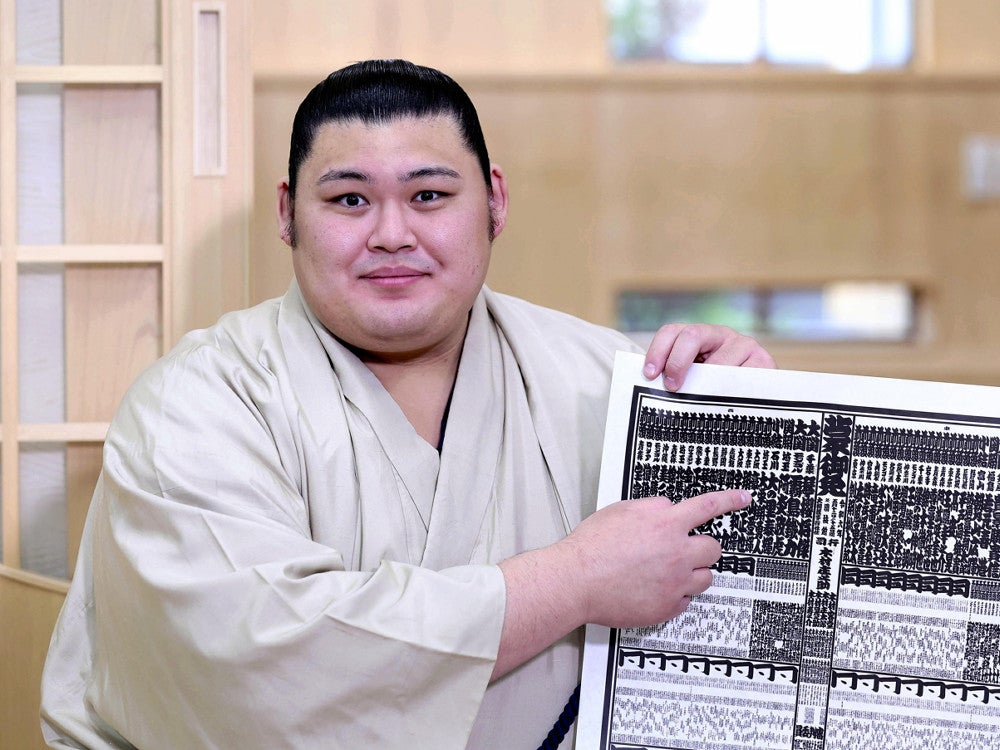 番付表を手にする新小結の大の里（４月３０日）＝後藤嘉信撮影