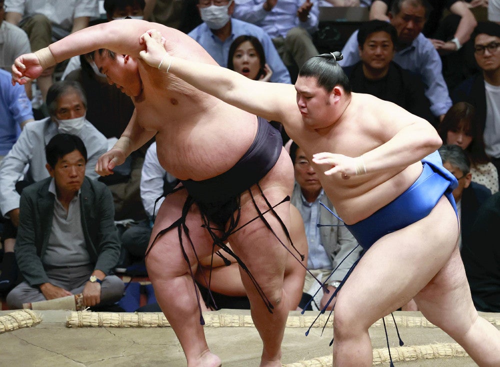 湘南乃海（左）を押し出しで破った大の里（２５日）＝今利幸撮影