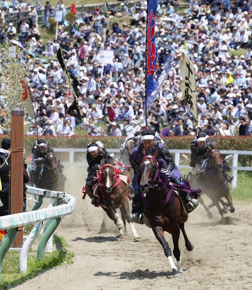 「相馬野馬追」の本祭りで披露された「甲冑競馬」（２６日午後、福島県南相馬市で）＝横山就平撮影