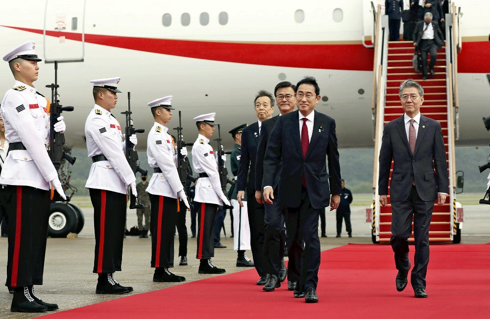 韓国に到着した岸田首相（右から２人目）（２６日午後、韓国・ソウル空軍基地で）＝川口正峰撮影