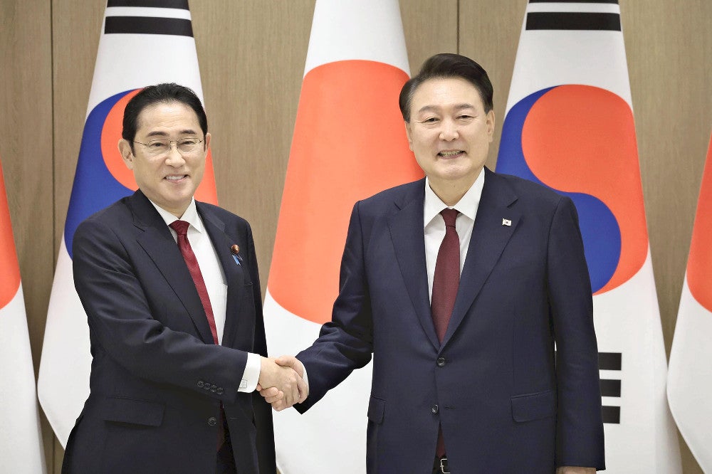 首脳会談を前に韓国の尹錫悦大統領（右）と握手する岸田首相（２６日午後、ソウル・大統領府で）＝代表撮影