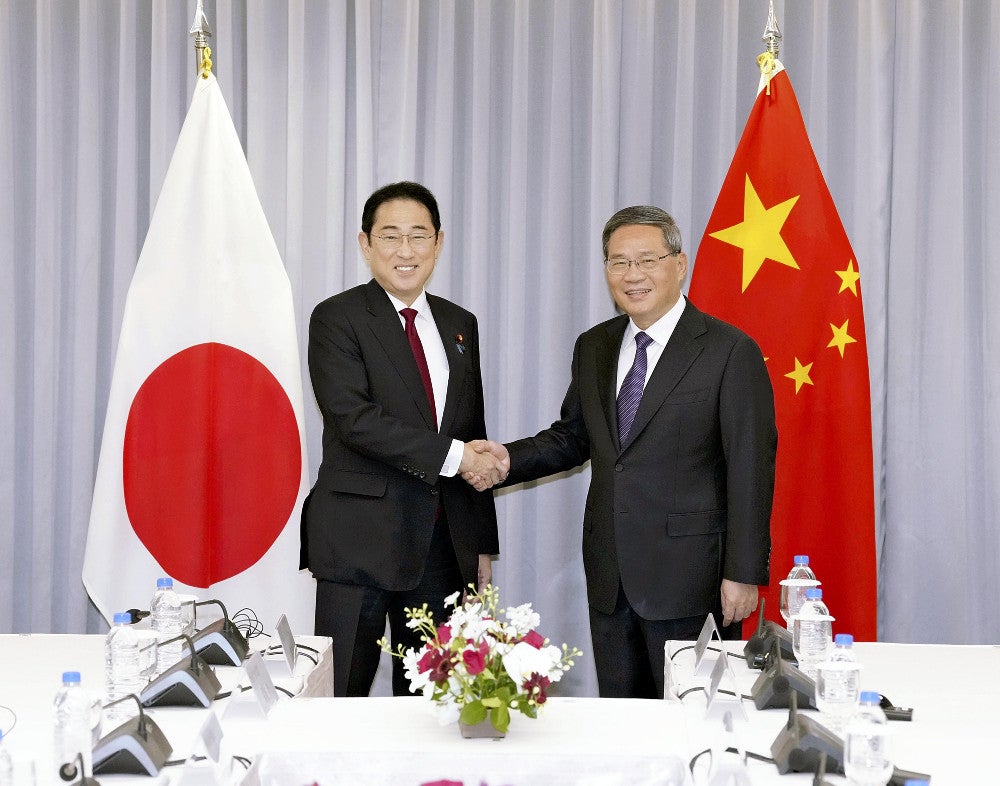 会談前に、中国の李強首相（右）と握手する岸田首相（２６日、ソウルで）＝代表撮影