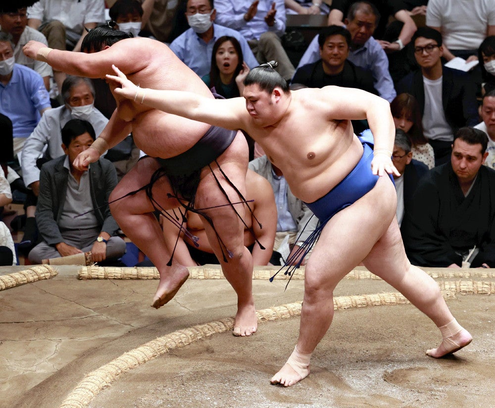 湘南乃海（左）を押し出しで破った大の里（２５日）＝今利幸撮影
