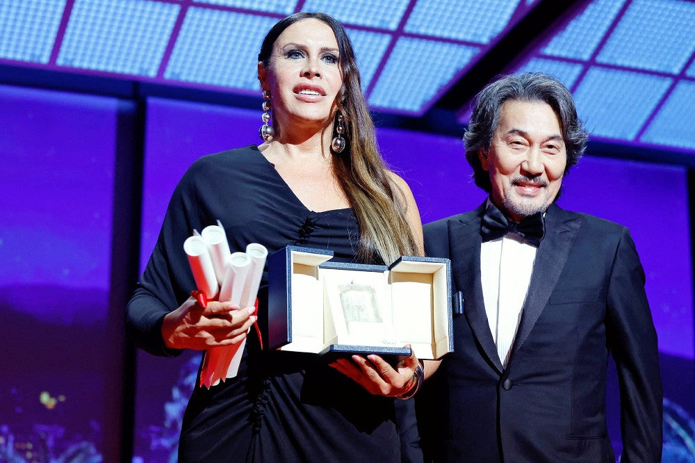 女優賞を受賞した一人、カルラ・ソフィア・ガスコンさん（左）と、プレゼンターの役所広司さん（ロイター）