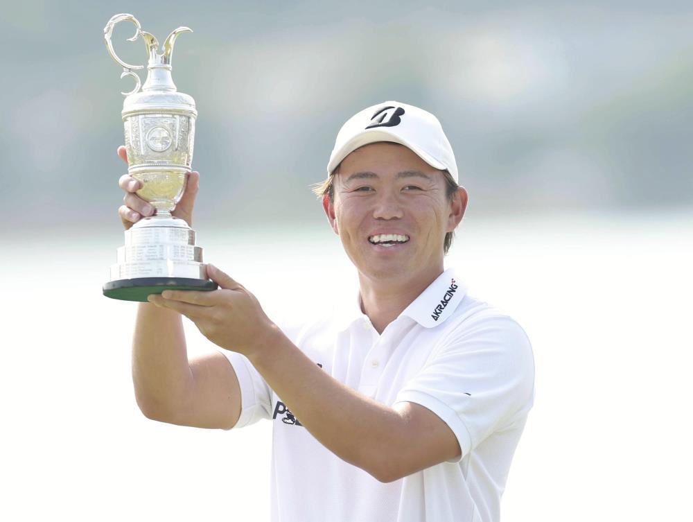 優勝し笑顔を見せる木下稜介（２６日）