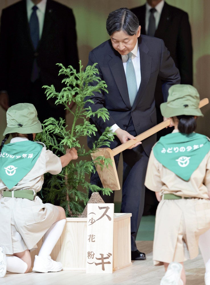 苗木を植えられる天皇陛下（２６日午前、岡山市北区で）＝東直哉撮影