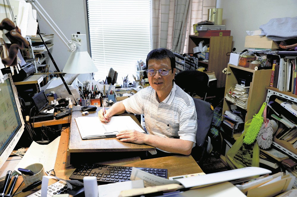 「コボちゃん」を４０年以上本紙に連載している植田まさしさん（２０日、東京都新宿区の自宅の仕事部屋で）＝安川純撮影