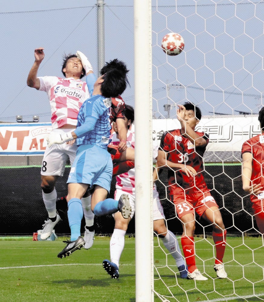 ゴールを決める吉沢選手（左）