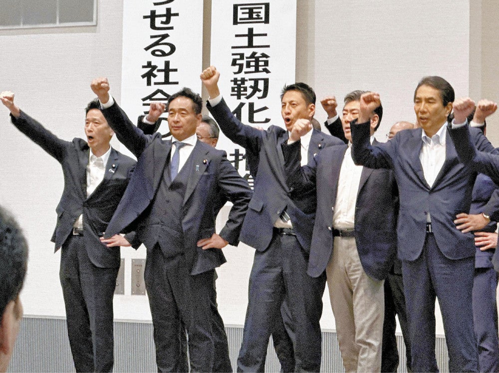 自民党県連の定期大会でガンバローの声を上げる江藤新会長（右）ら