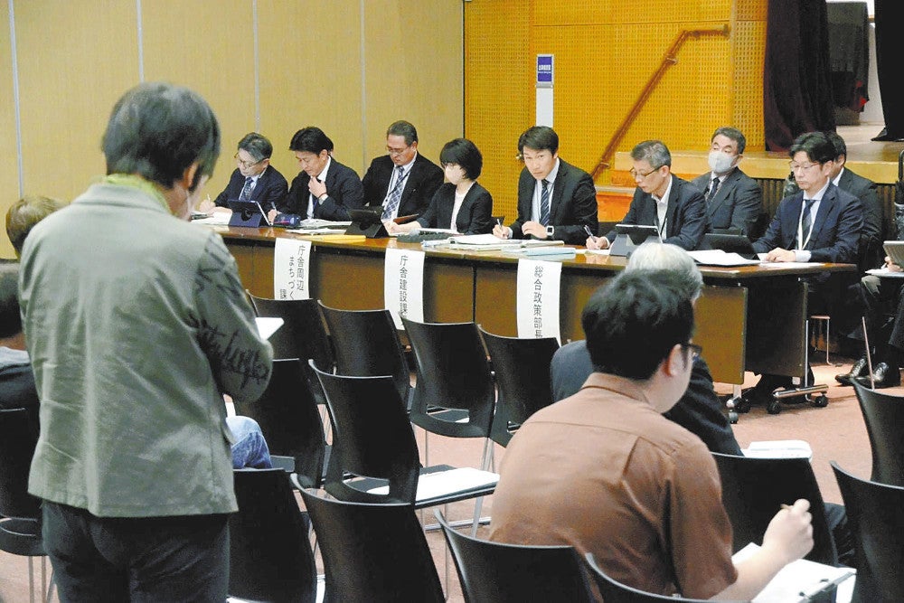 建て替えに反対する意見が相次いだ市民説明会（１２日）
