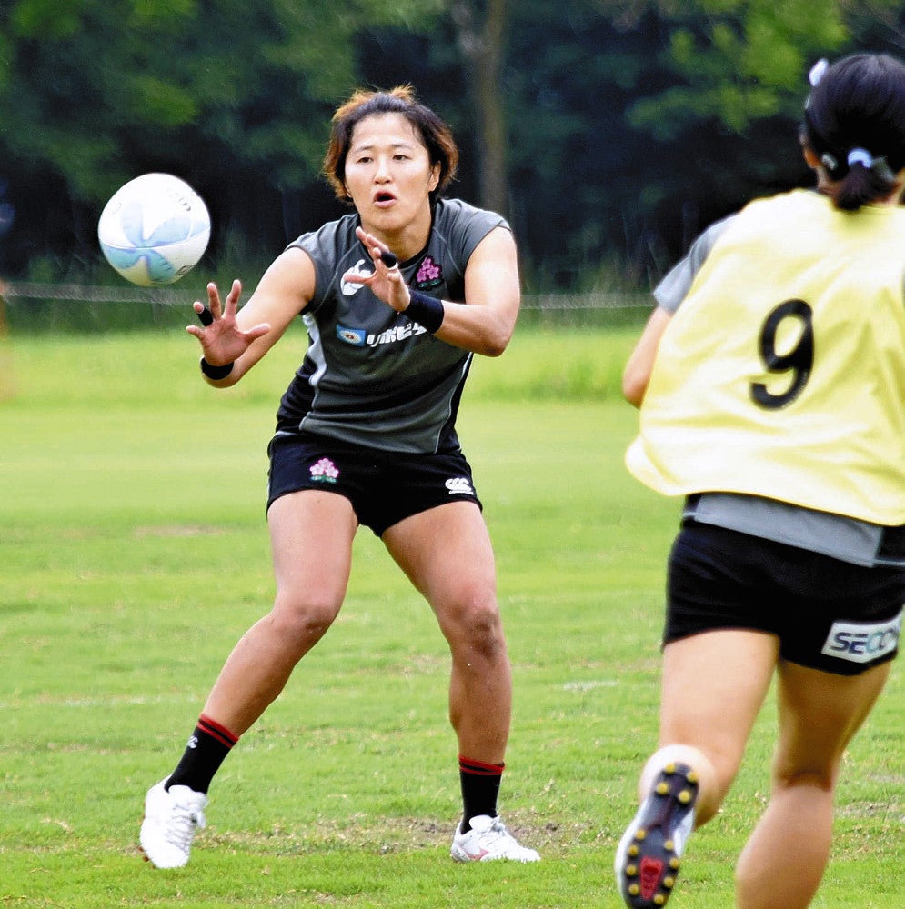 ２大会ぶりの五輪出場に向けて調整する中村知春選手（左）