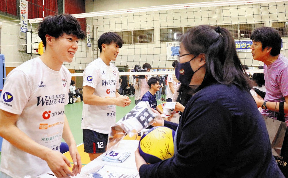 感謝祭でファンと交流する選手