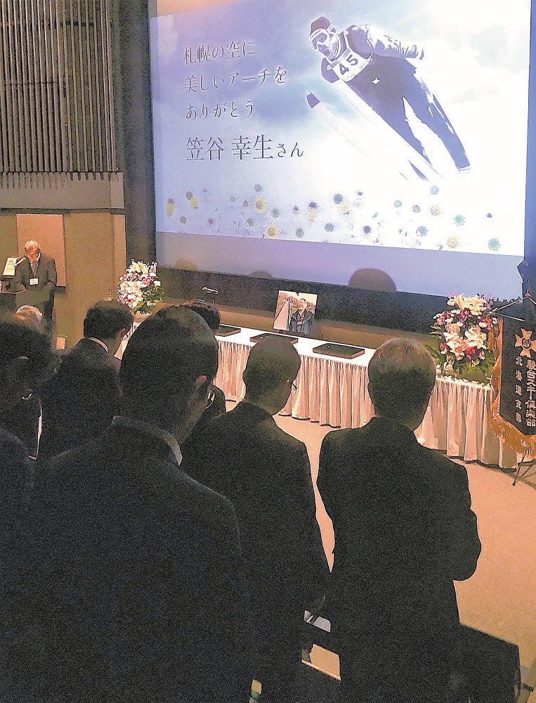 笠谷さんのお別れの会で、黙とうをささげる出席者