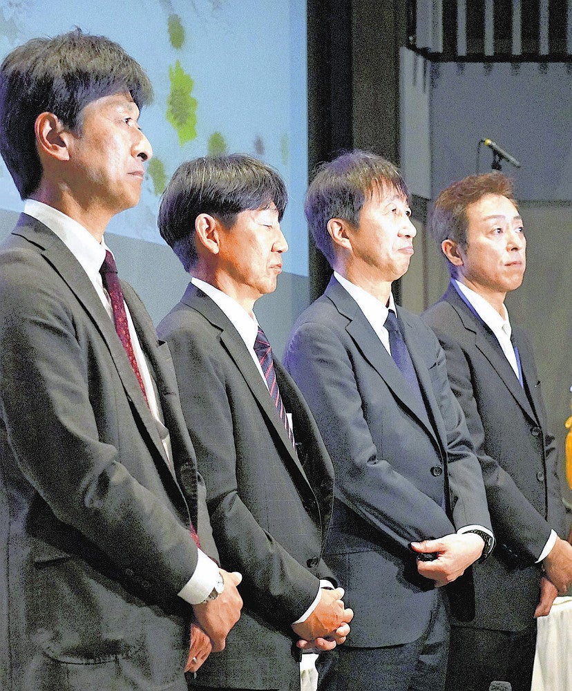 笠谷さんのお別れの会に出席後、報道陣の取材に応じる原田さん（右から２人目）ら長野冬季五輪スキージャンプ団体金メダリスト（いずれも２６日、札幌市内で）