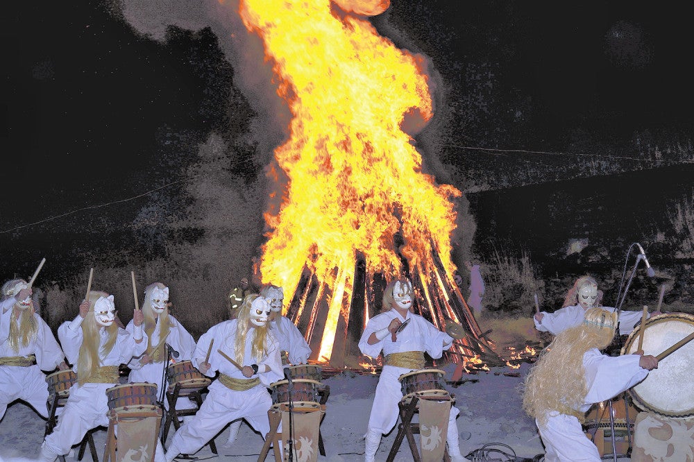 夜空に燃え上がる御神火を前に、郷土芸能を披露する住民ら（２６日午後７時４４分、那須町湯本で）