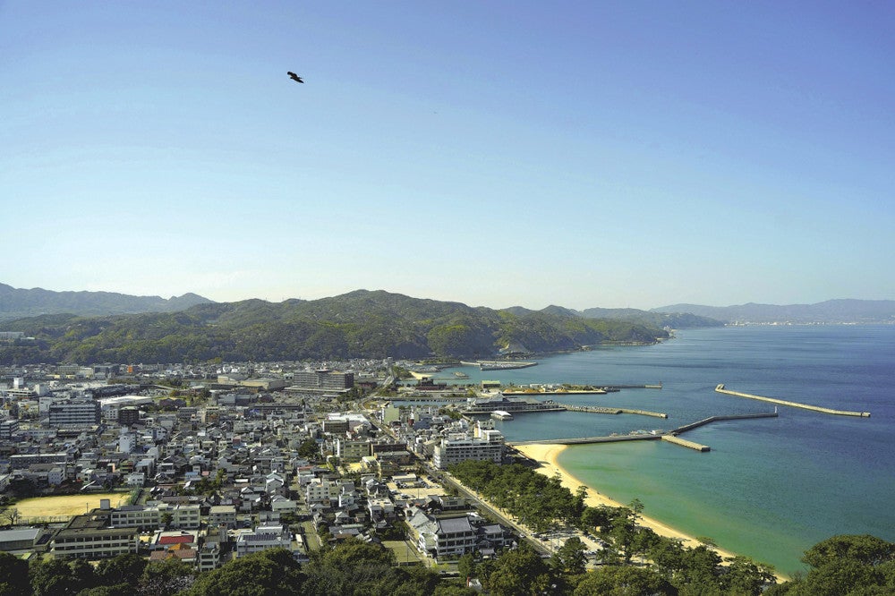 山と海が近く、「トカイナカ」をうたう兵庫県洲本市の市街地